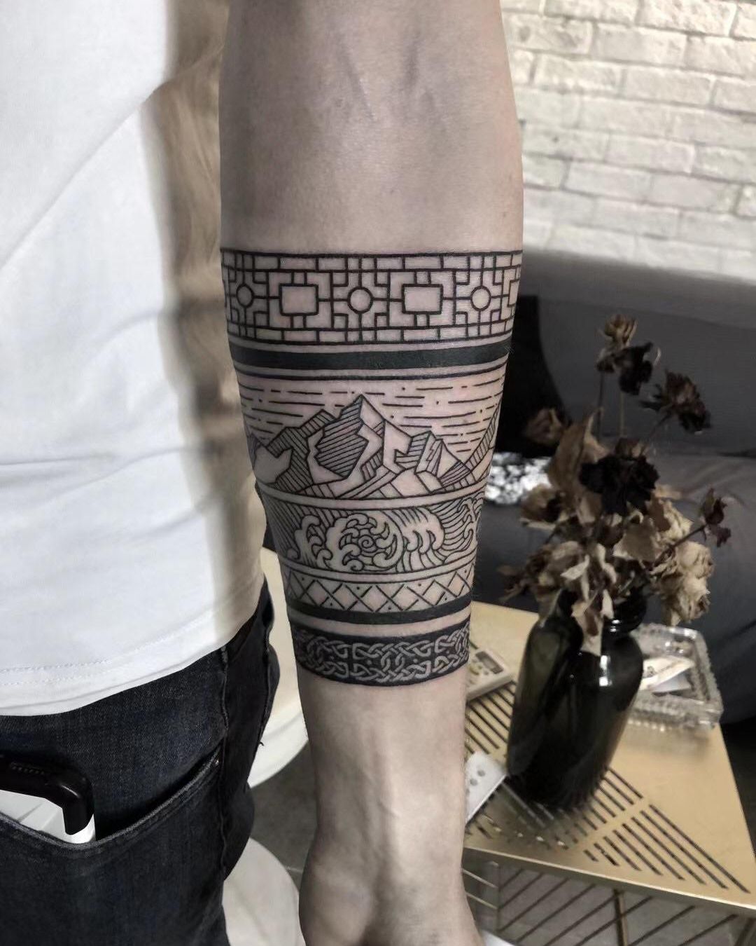 Geometric Tattoos That Redefine Body Art
