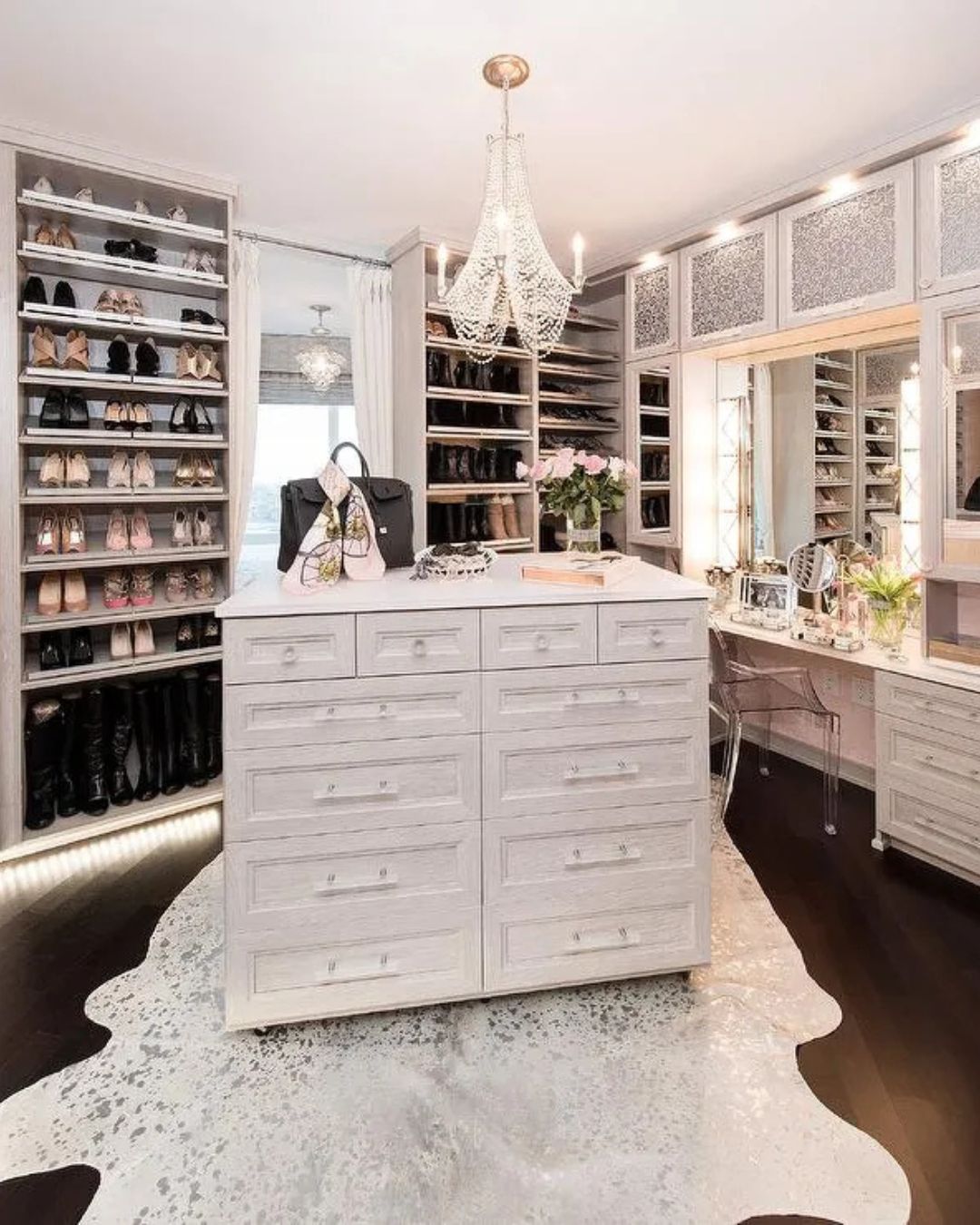 Dream Walk-In Closet Ideas That will Make You Redesign Yours Today