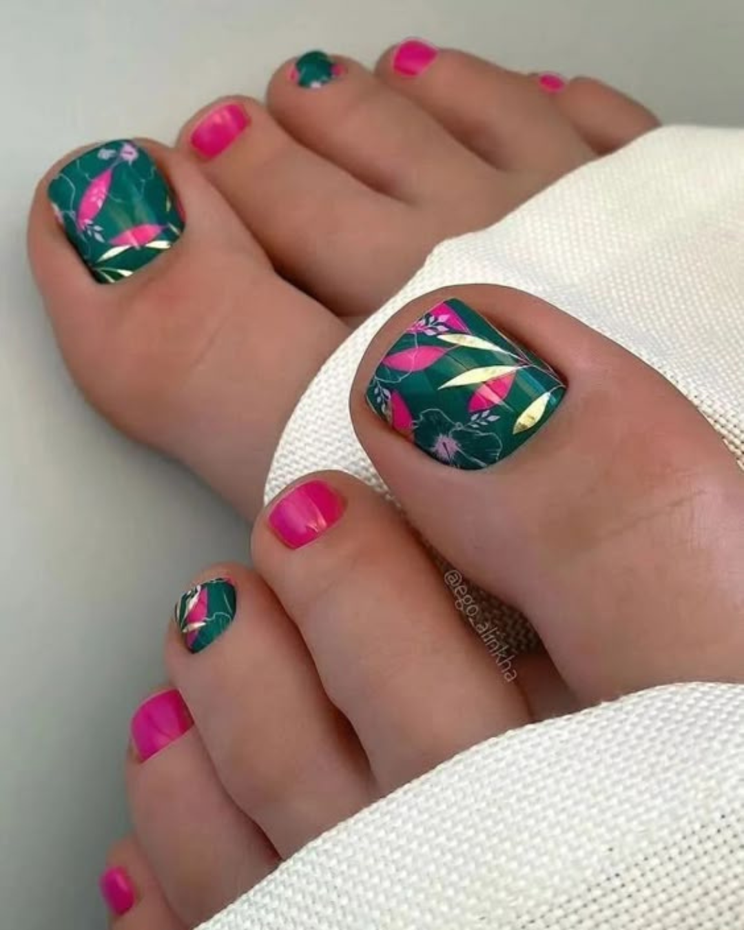 These Beachy Toe Nail Designs Are Too Cute to Miss
