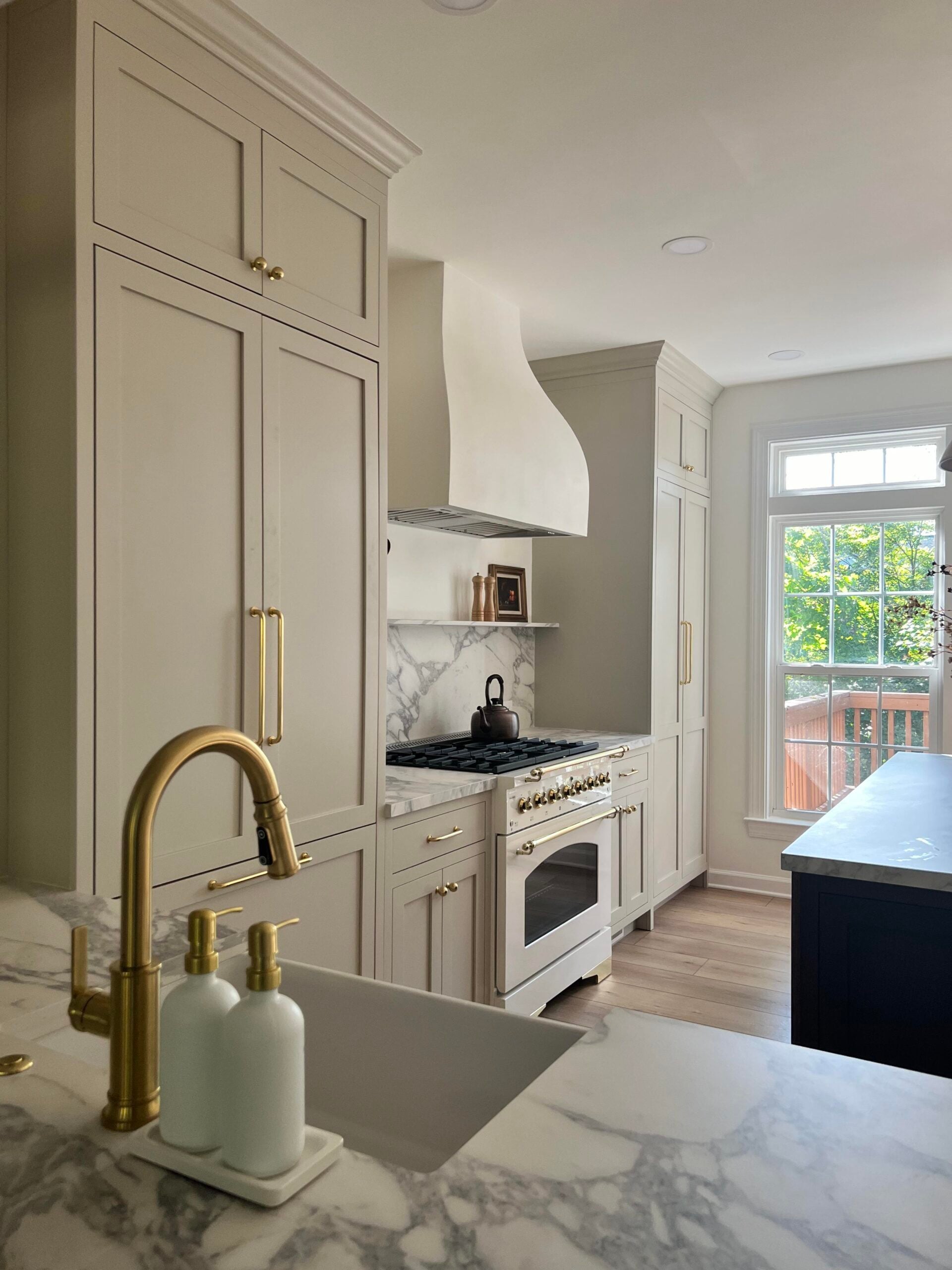 Modern Kitchen Elegance with Sleek Marble Accents