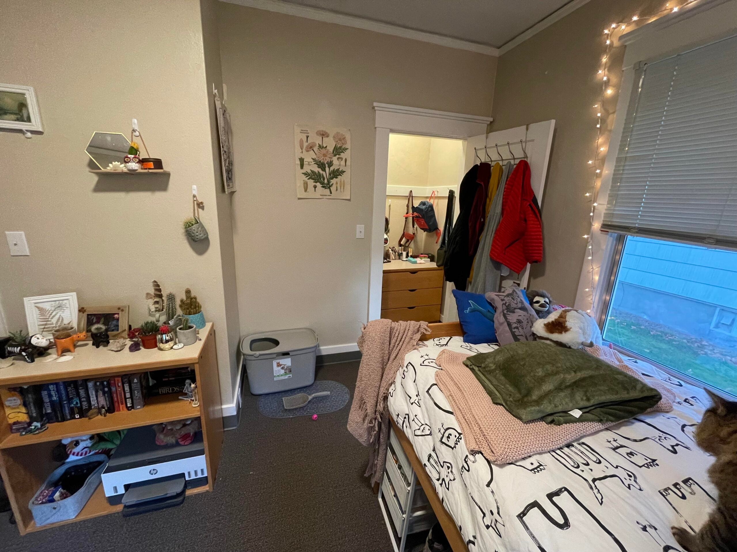 Cozy Dorm Vibes with Personal Touch